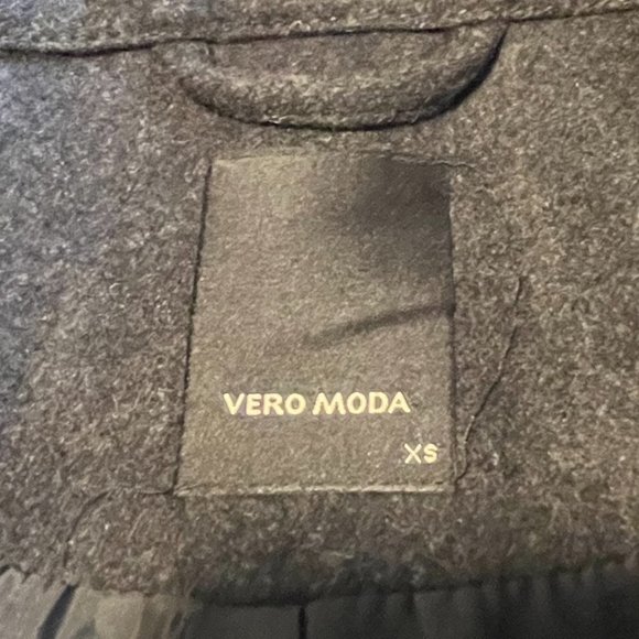 Dramatic Charcoal Winter Cape - Picture 3 of 3